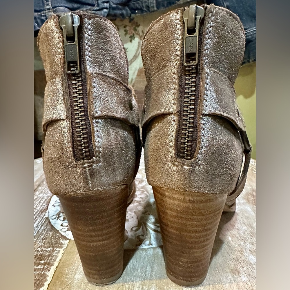 EUC Seychelles Moto Inspired Metallic Suede Ankle Bootie. Size 8 - Picture 7 of 11